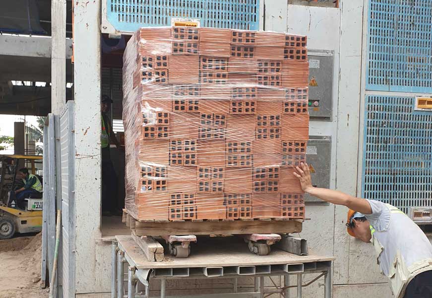 gạch xây dựng đưa lên vận thang