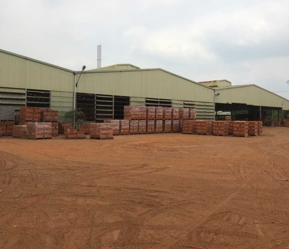 kho chưa gạch xây dựng